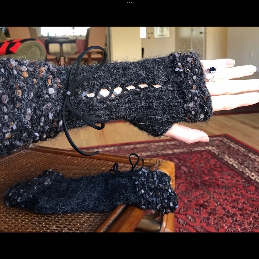 🎉H-P🎉Artisan Suede Ribbon Corset Style Charcoal Fingerless Gloves Goth Victor…